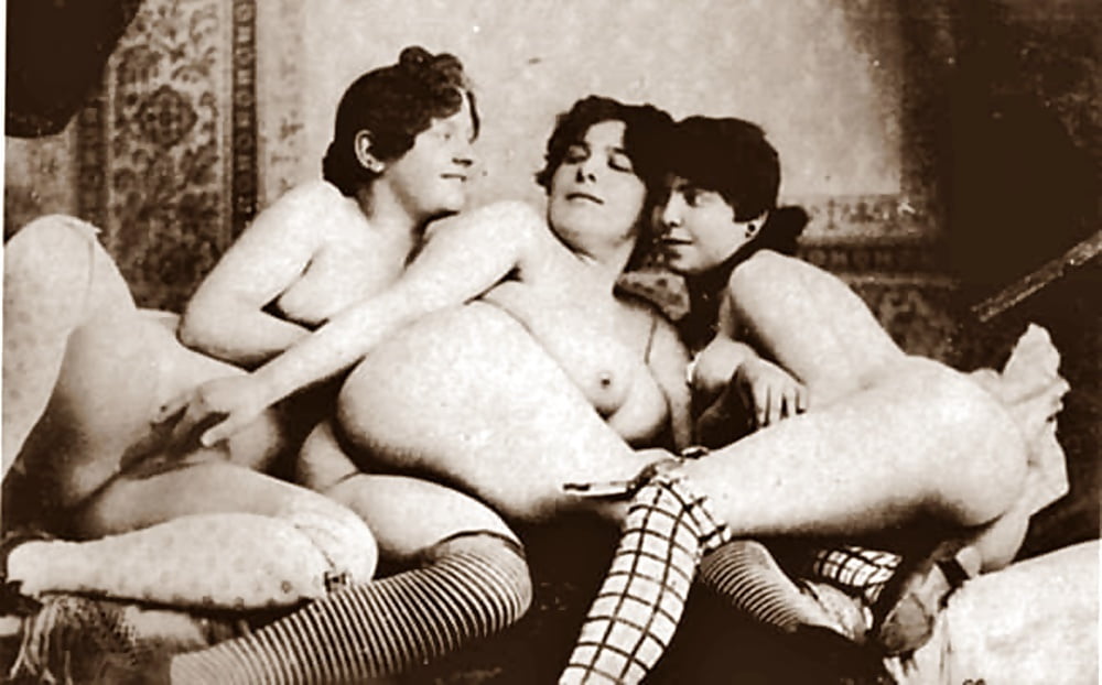 Черно-белые ретро порно фото сексуальной красотки демонстрирующей свою жаркую пизду и сосущую хуй